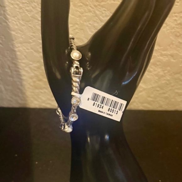 Monte Carlo Hinged Bangle * NWT * $72 - Picture 4 of 6